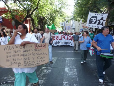 "Paso, paso, paso, se viene el mendozazo", fue uno de los cánticos de la masiva macha donde se puso eje en el rechazo al manejo que los grupos económicos hacen de la economía mendocina.