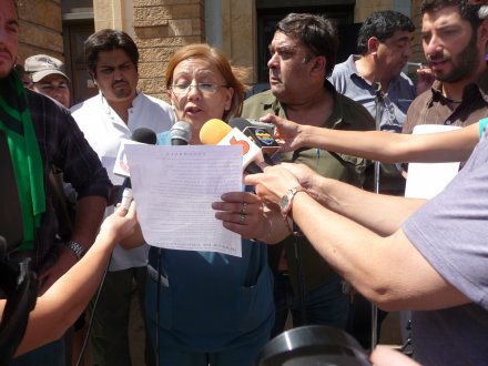 Una trabajadora del hospital infantil Notti se dirige a la concurrencia. Ellos fueron los protagonistas del acto ante las infames acusaciones oficiales, que dicen que participaron en un incendio del nosocomio.