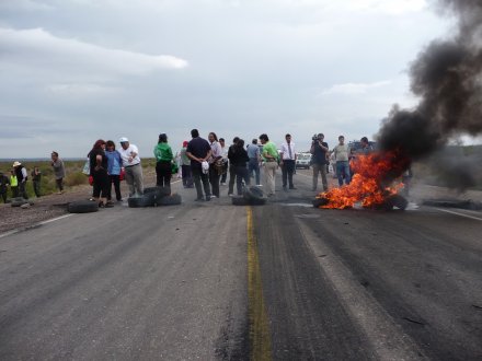 Panorama del corte en la ruta nacional 7, a la altura del kilómetro 1073. A pesar de la lluvia los trabajadores se mantuvieron firmes en el lugar hasta escuchar una respuesta de las autoridades.